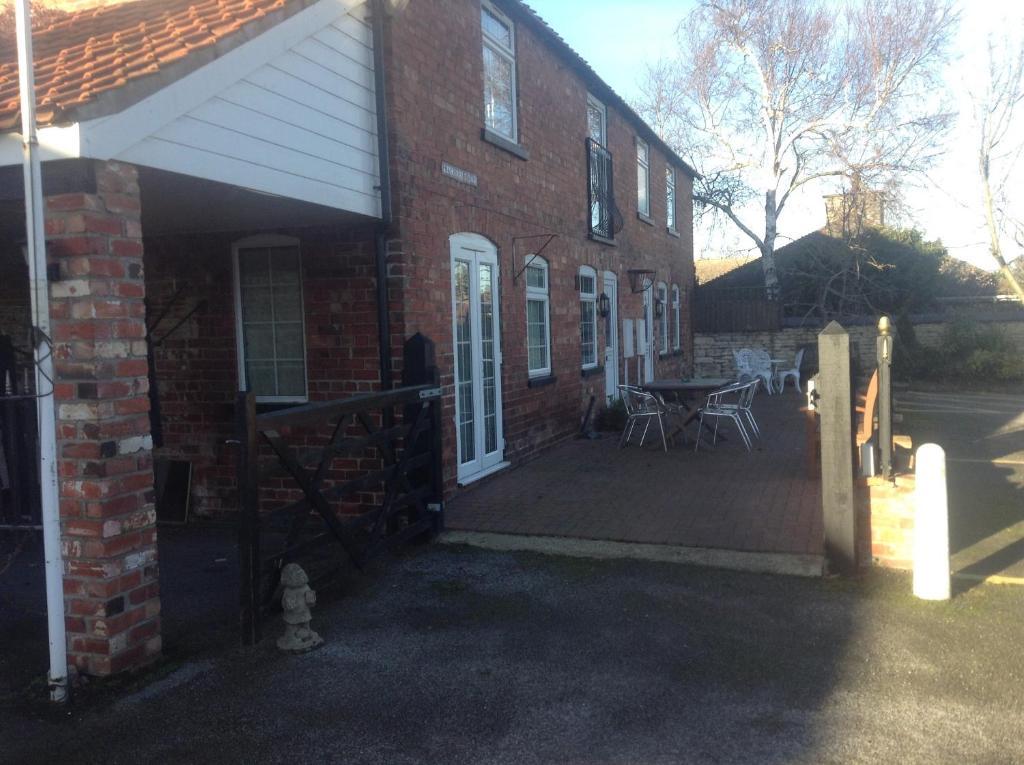 The Lincolnshire Poacher Inn Metheringham Exterior foto
